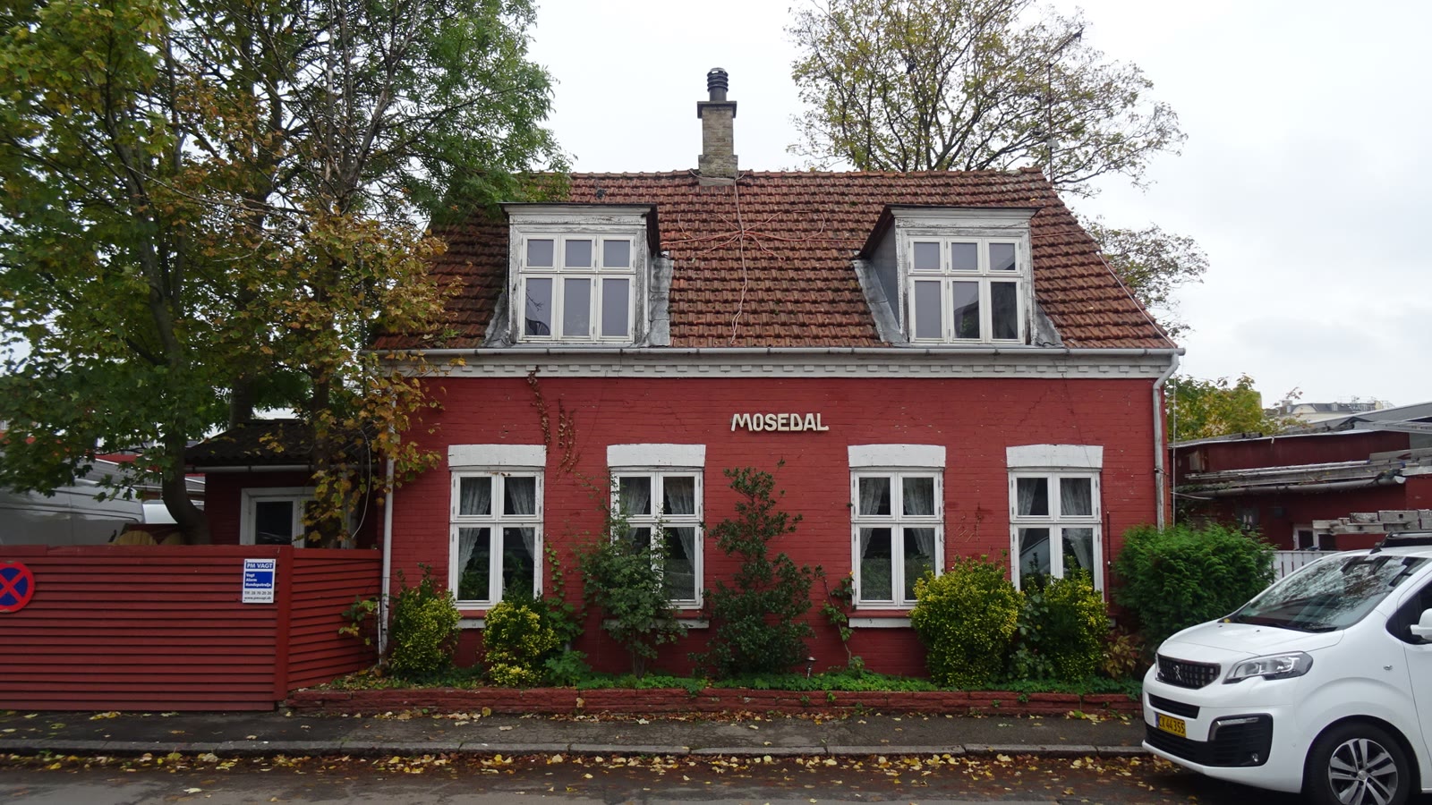 Rød villa set forfra