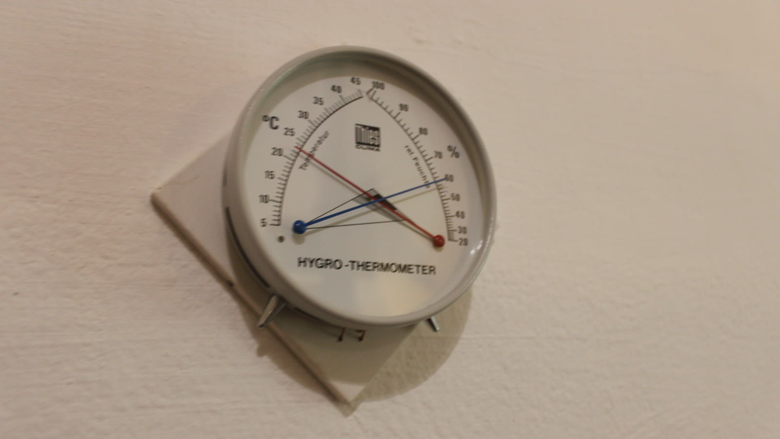 Hygrometer, der måler luftfugtighed i et hus
